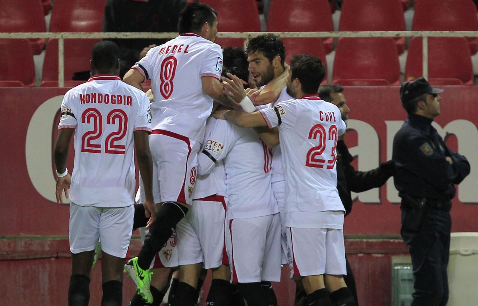 Los jugadores del Sevilla celebran un gol ante el Athletic de Bilbao