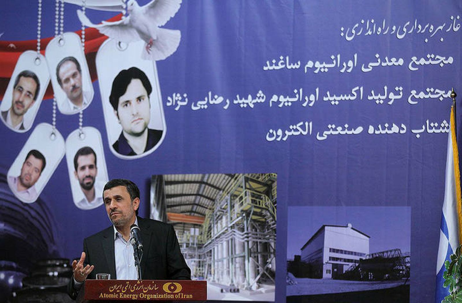 El presidente iraní, Mahmud Ahmadineyad, durante la celebración del Día Nacional de la Energía Atómica en Teherán