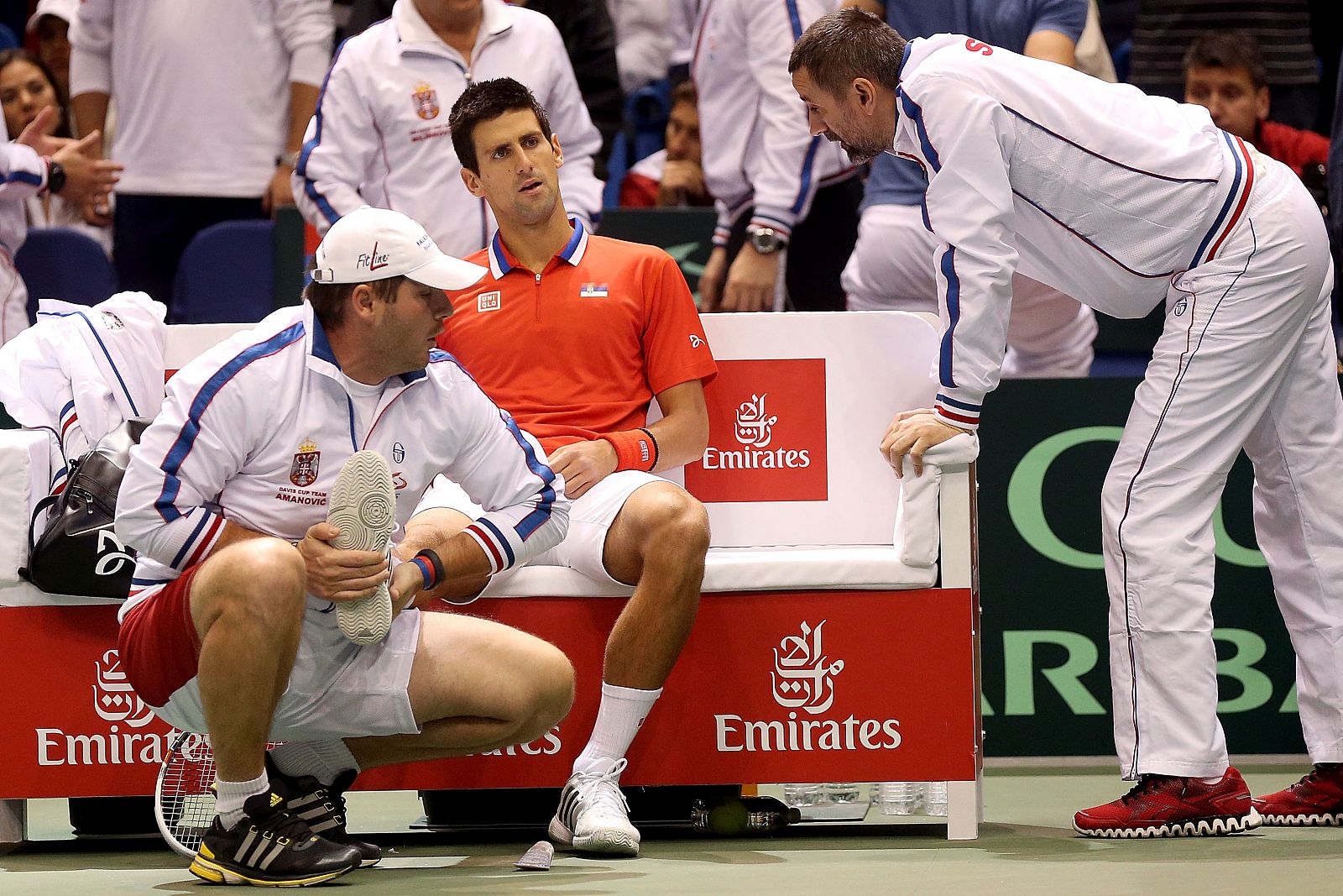 El serbio Novak Djokovic es atendido por el fisioterapeuta en el partido de Copa Davis contra Estados Unidos