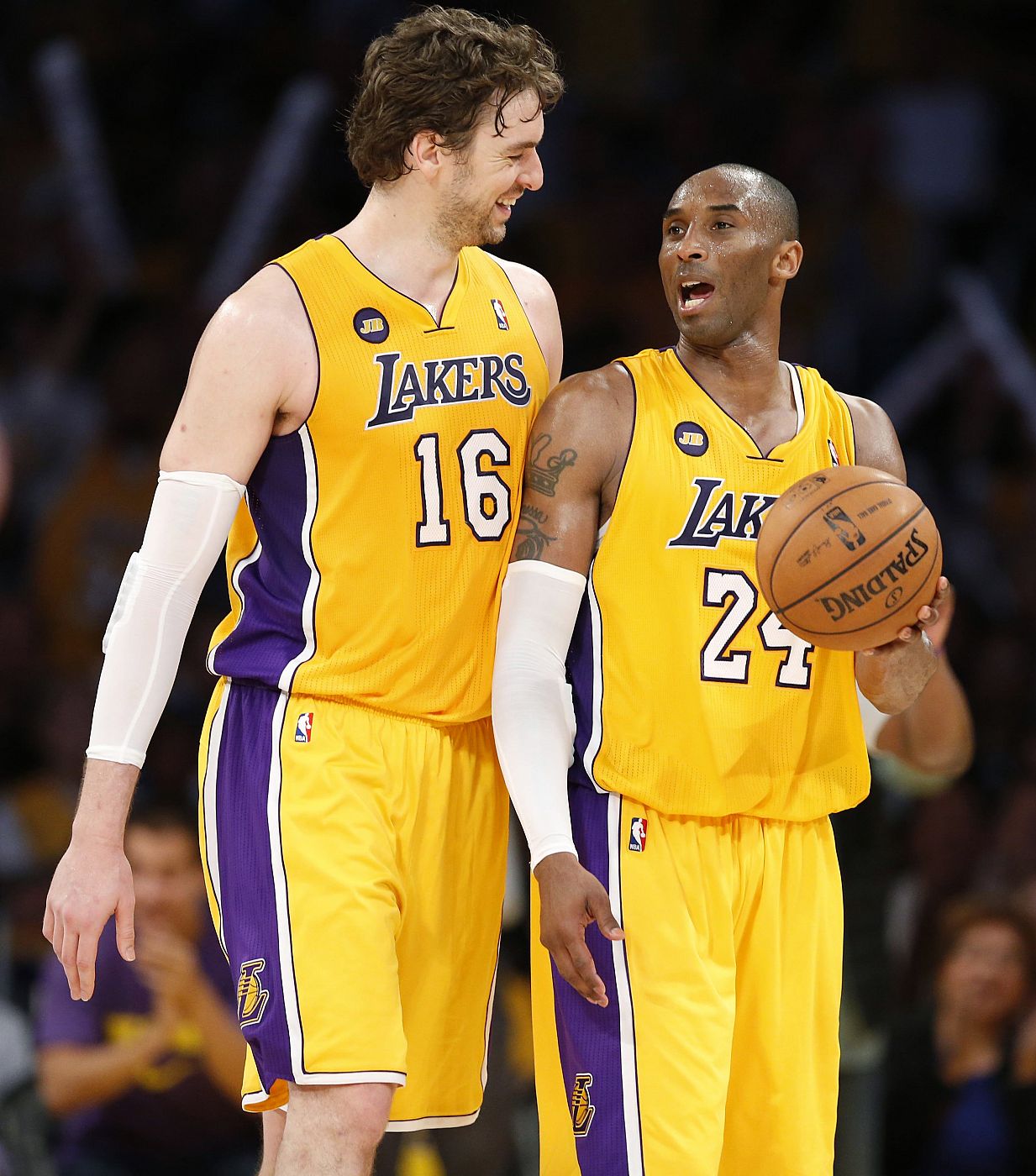LPau Gasol (i) y Kobe Bryant, compañeros en los Ángeles Lakers, sonríen durante el partido