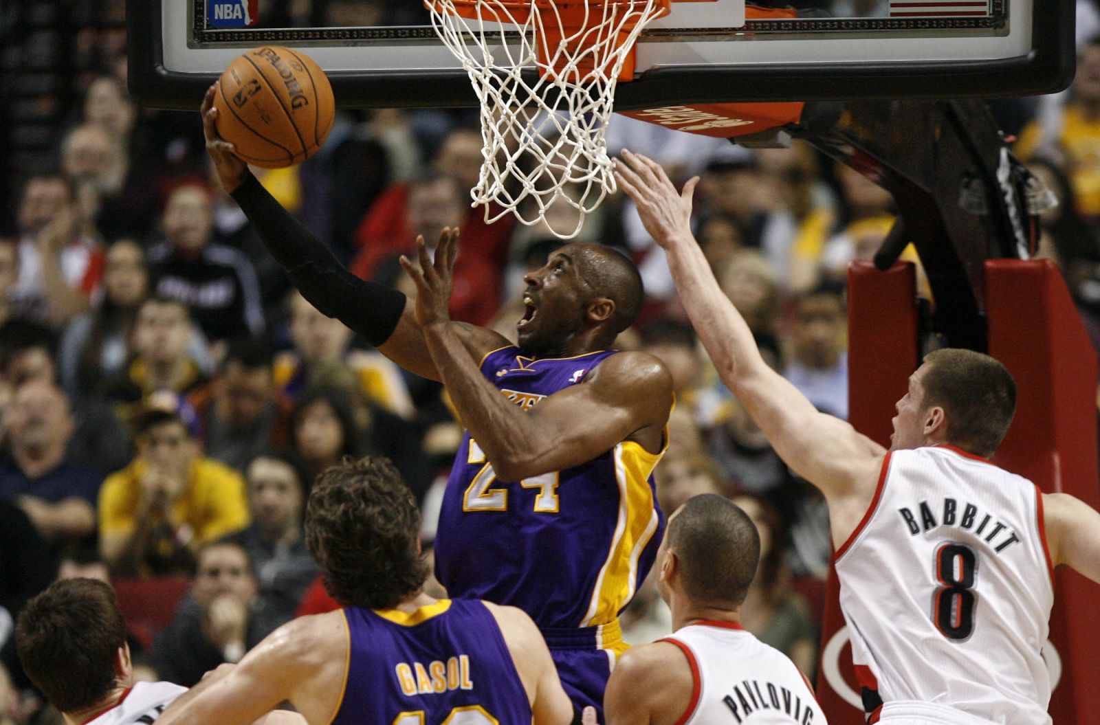 Kobe Bryant, de los Lakers, anota contra los Portland Trail Blazers