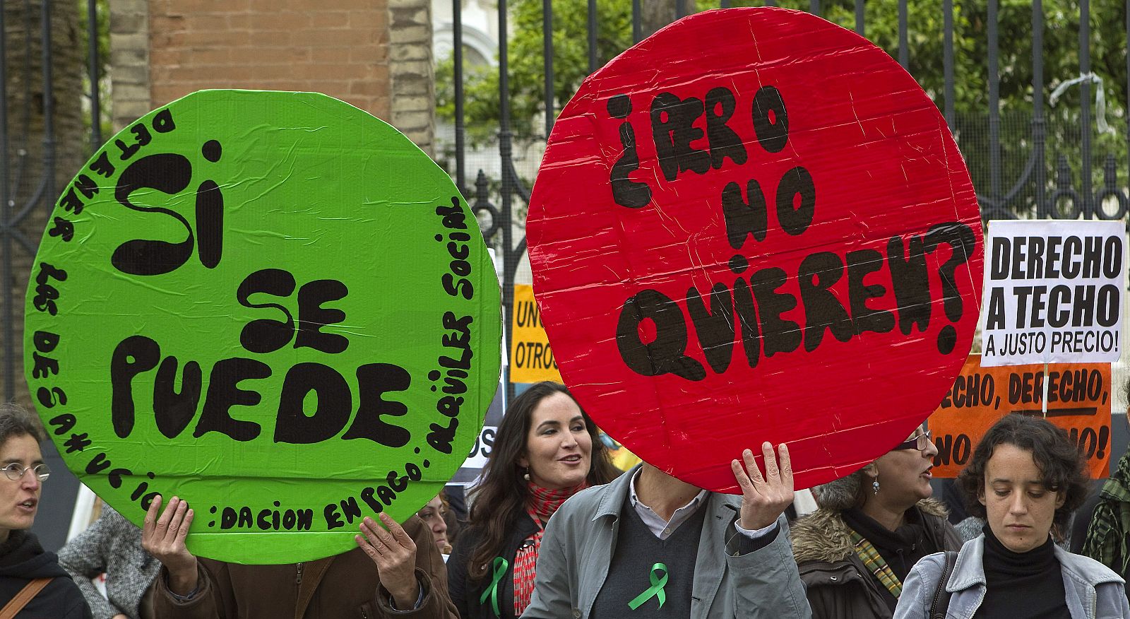 ESCRACHE FRENTE A LA SEDE DEL PP DE ANDALUCÍA