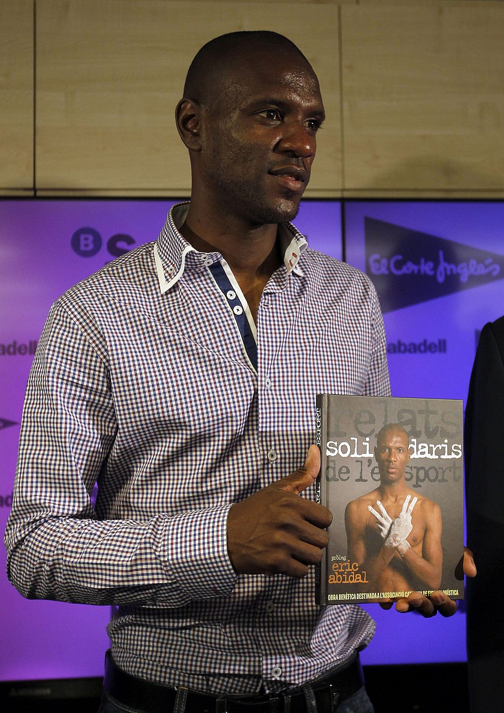 ERIC ABIDAL APADRINA UN LIBRO SOBRE RELATOS SOLIDARIOS DEL DEPORTE