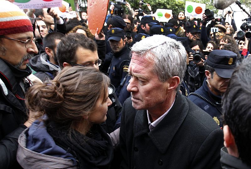 AFECTADOS POR HIPOTECAS HACEN UN ESCRACHE ANTE LA CASA DE SÁENZ DE SANTAMARÍA