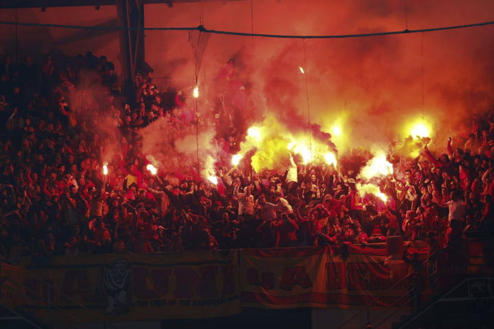 Diversas bengalas encendidas entre los seguidores del Galatasaray