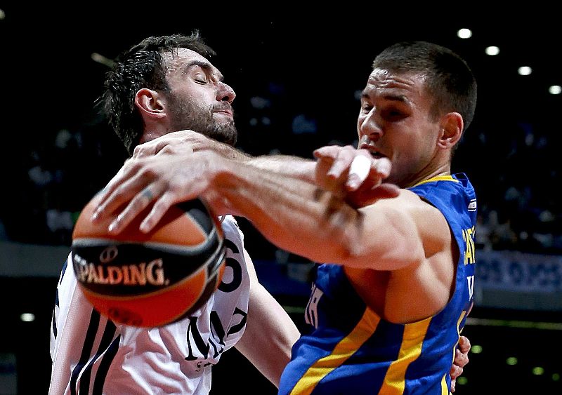 EL pívot esloveno del Real Madrid Mirza Begic (i) y el alero estadounidense del Maccabi Electra  Nik Caner-Medley, luchan por el balón