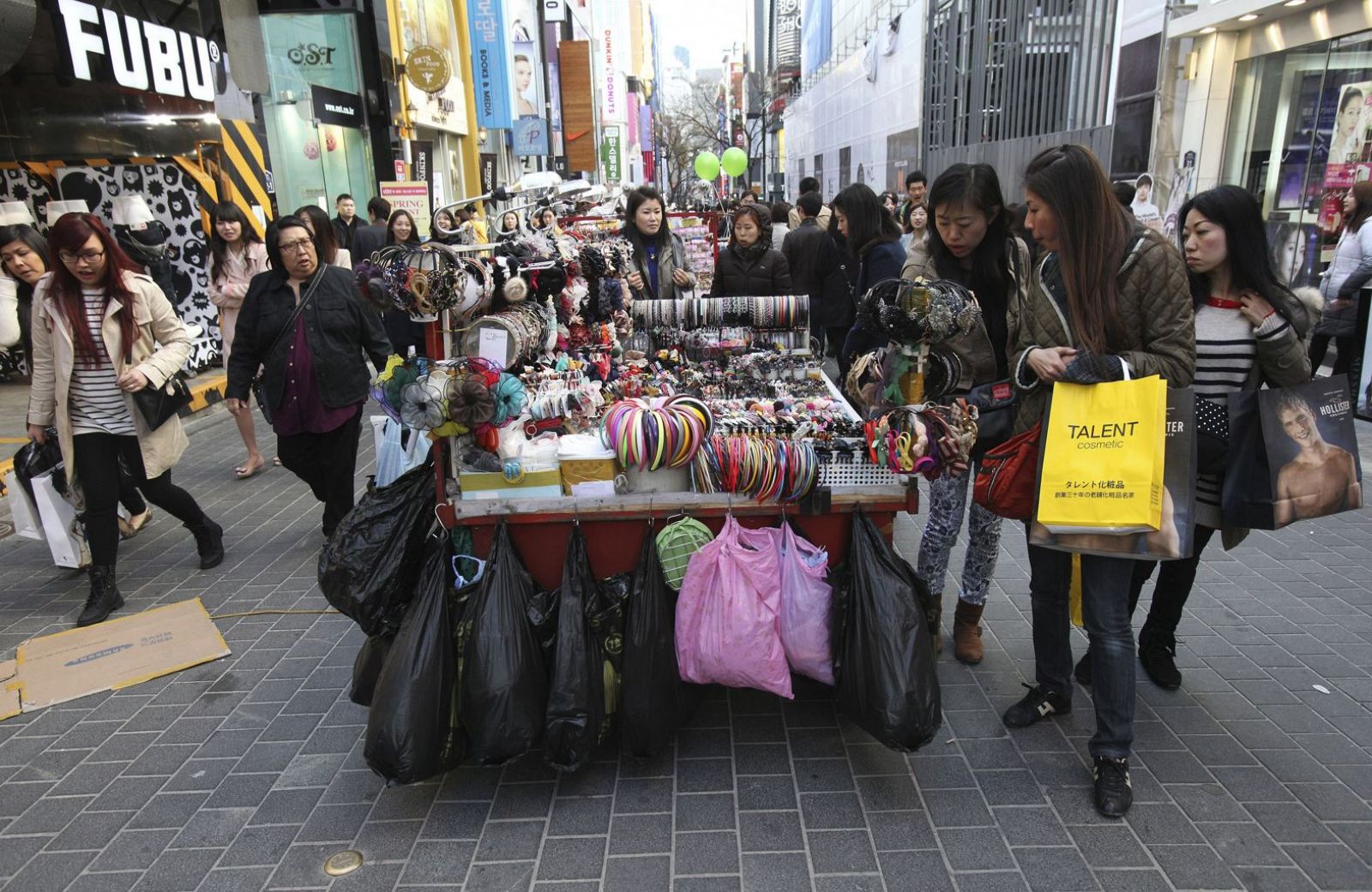 Los surcoreanos abarrotan la arteria comercial de Seúl, Myeongdong, en plena escalada de tensión con Corea del Norte.