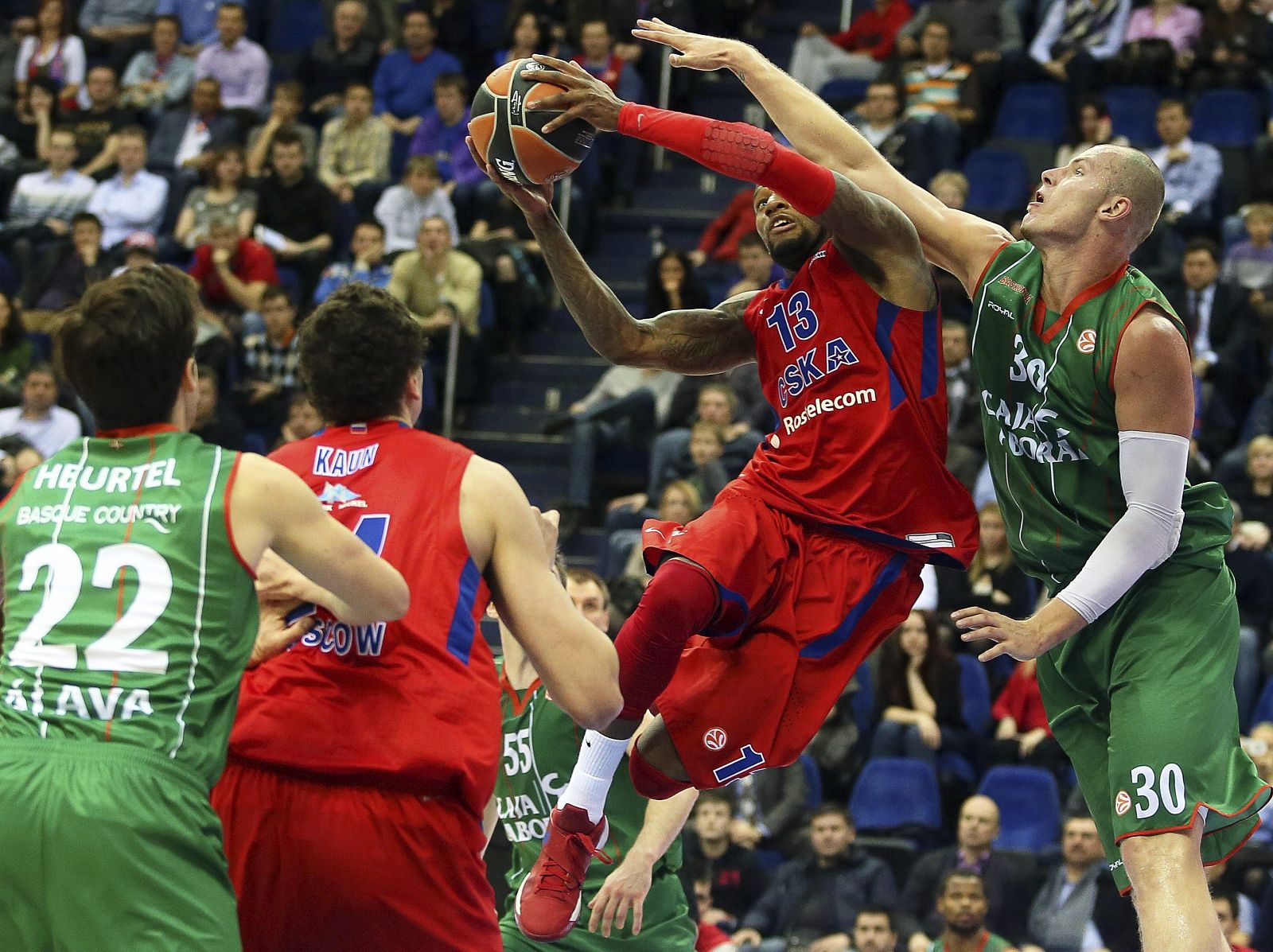 El jugador del CSKA, Sonny Weems (c) trata de encestar ante la presencia de Maciej Lampe