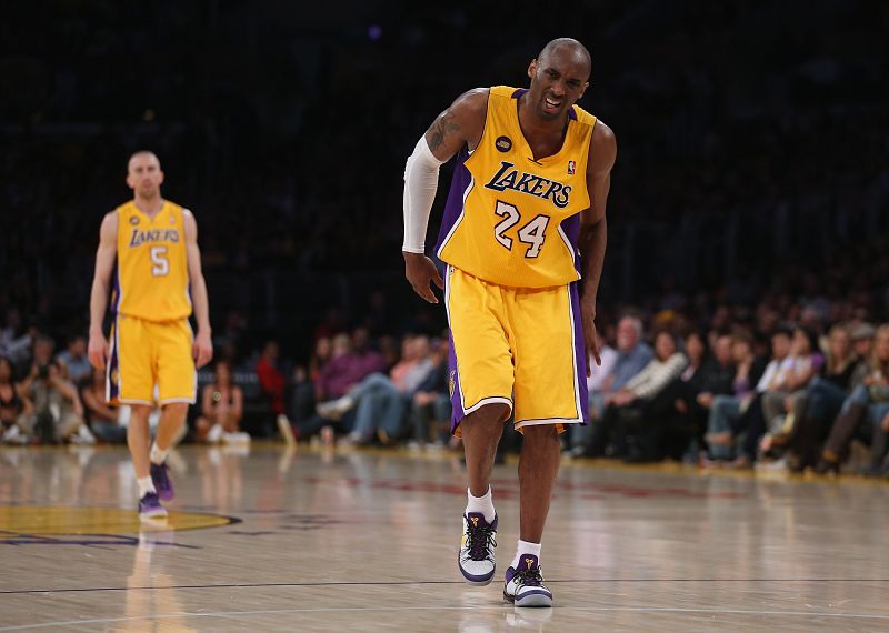 Kobe Bryant se duele durante el choque frente a Golden State Warriors.