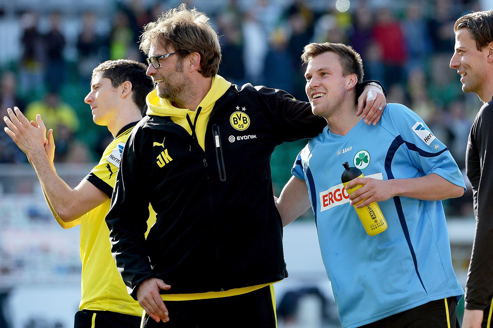 El entrenador del Borussia, Jurgen Klopp, felicita a sus jugadores por la victoria ante el Furth