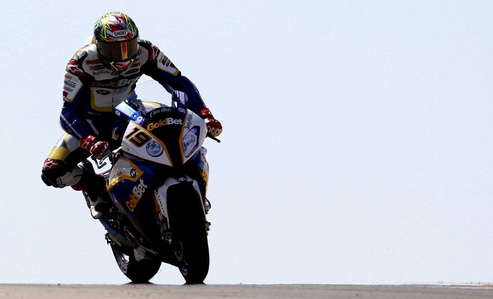 El piloto británico Chaz Davies (BMW), durante la primera carrera de Superbike