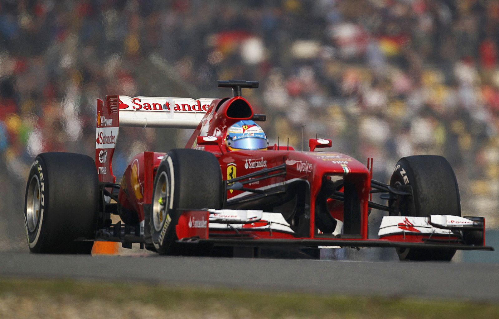Fernando Alonso conduce su Ferrari hacia la victoria en el Gran Premio de China