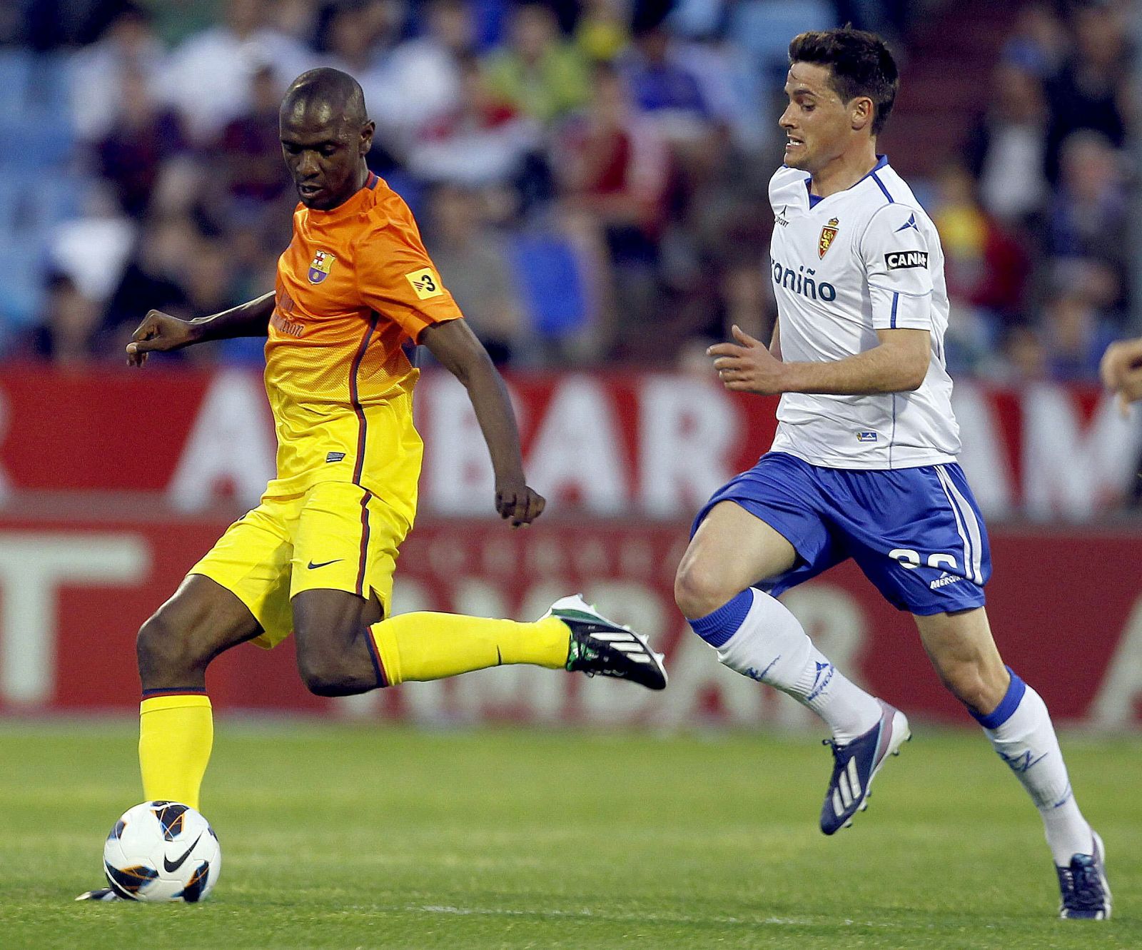 El defensa francés del Barcelona Eric Abidal, en el partido de Liga contra el Zaragoza.