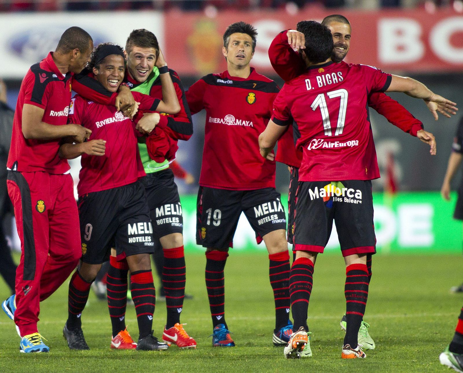 Giovani Dos Santos (2i)celebra la victoria de su equipo con sus compañeros