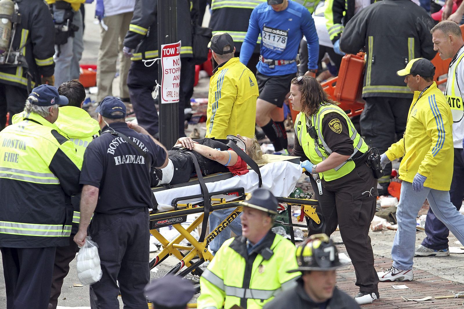 Los cuerpos de seguridad de Boston atienden y evacúan a los heridos tras las explosiones