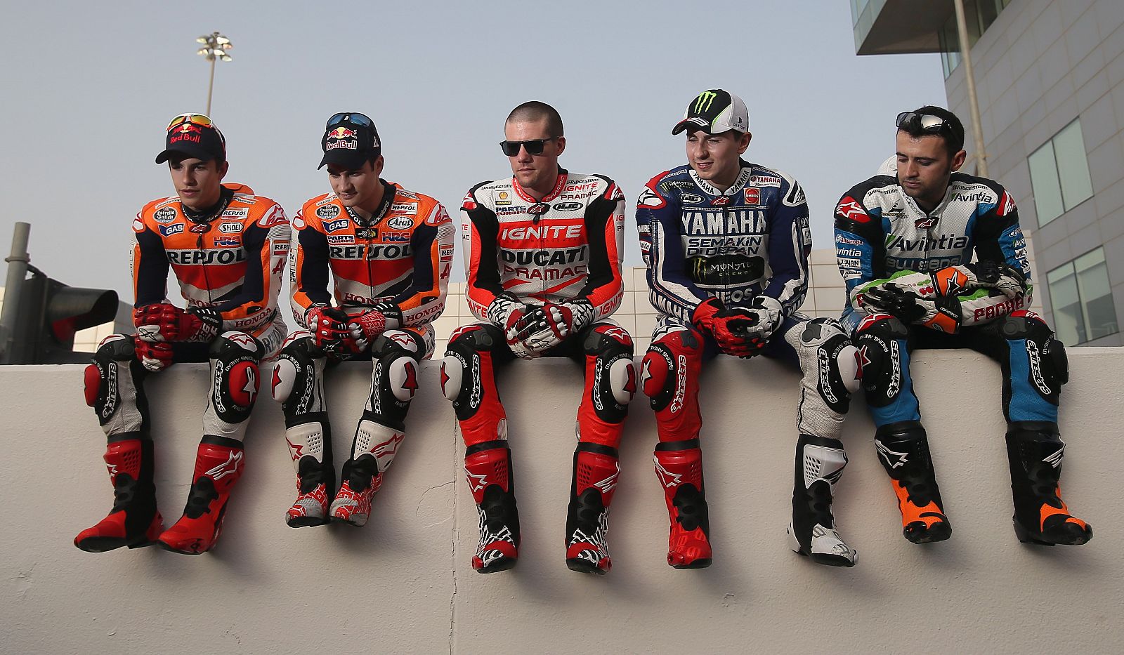 Los pilotos españoles de MotoGP posando en el Losail.