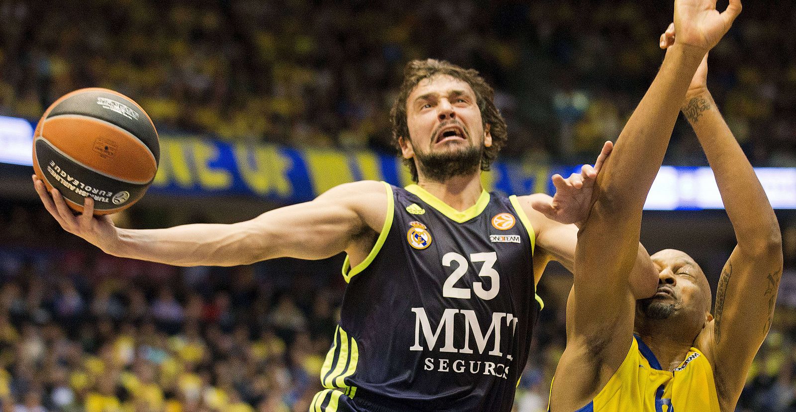 Llull trata de anotar ante Devin Smith en el tercer partido de los cuartos