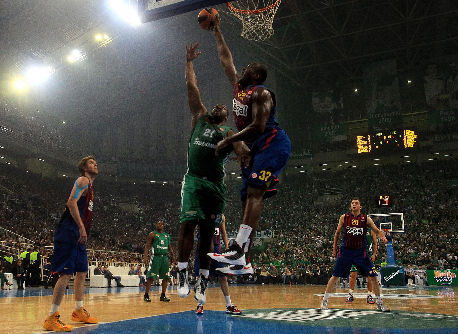 Nate Jawai (2-d) bloquea un lanzamiento de Sofoklis Schortsanitis (2-i), de Panathinaikos