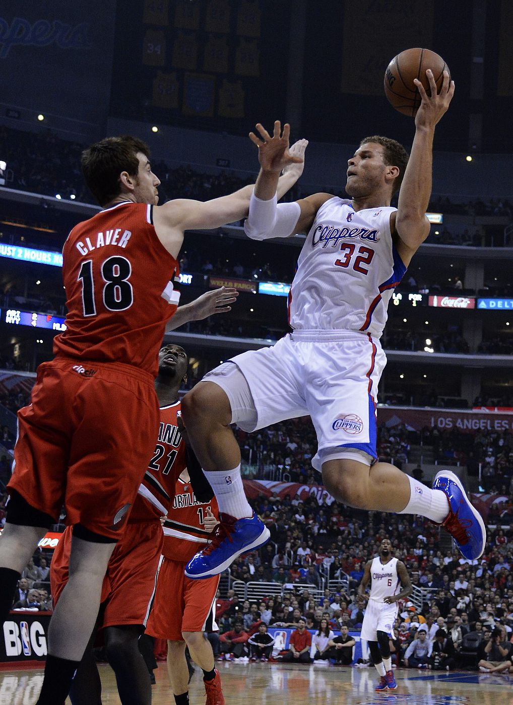 El jugador de los Clippers, Blake Griffin (d), intenta un lanzamiento ante Víctor Claver de los Trailblazers