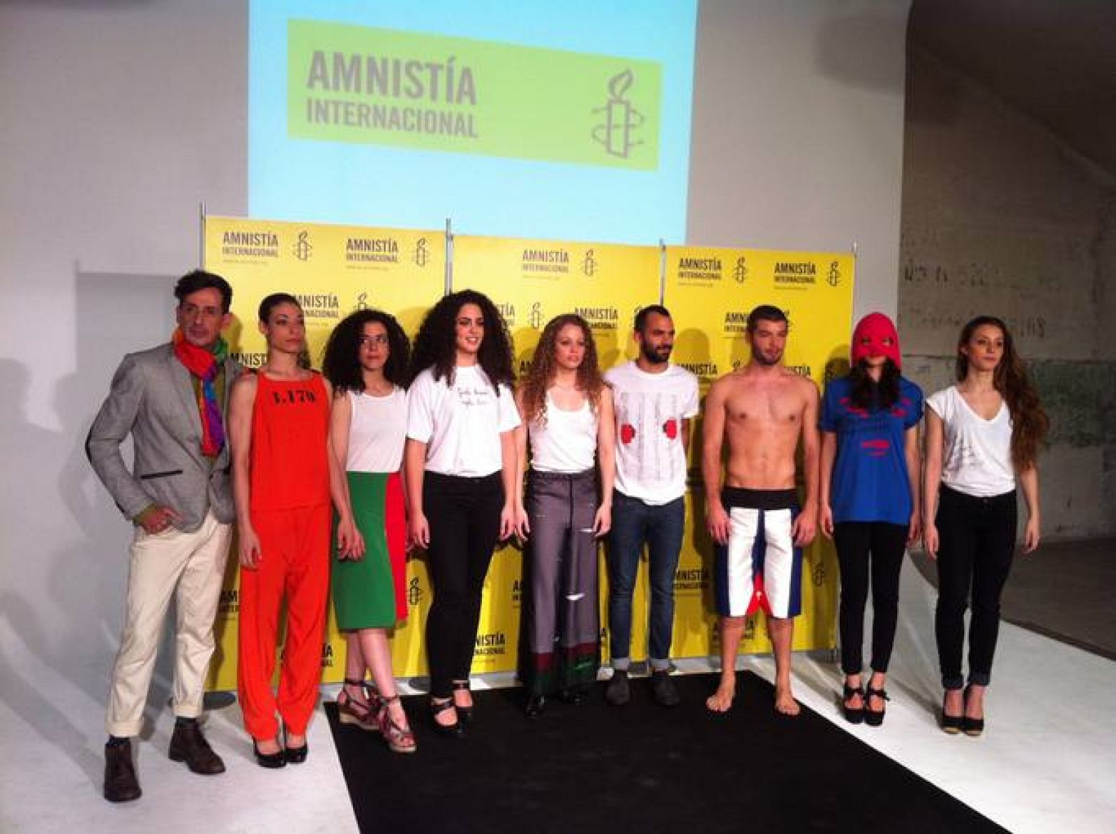 Los bailarines del Real Conservatorio de Danza Mariemma con las diez prendas de la colección Ropa Comprometida.  