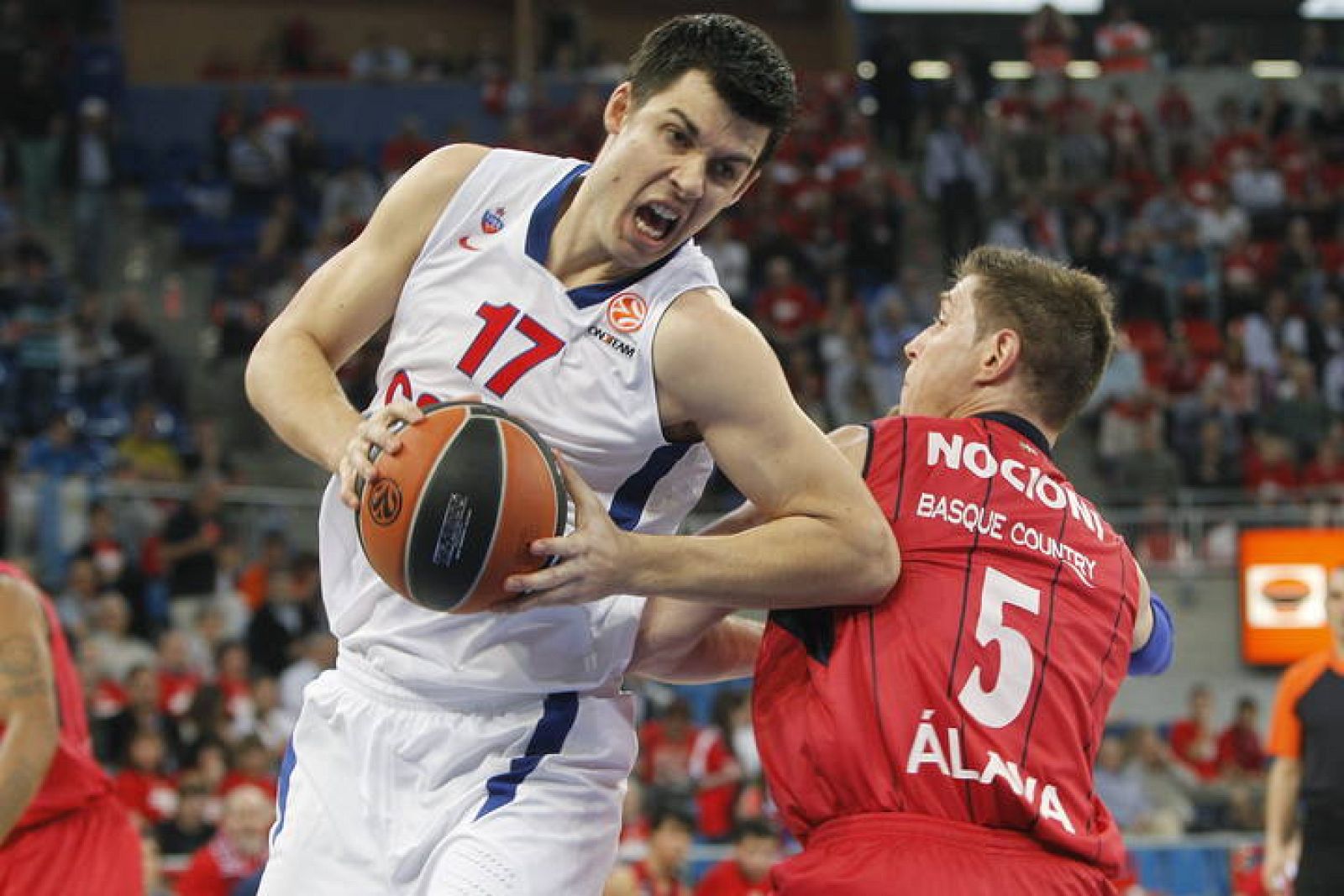 El escolta croata CSKA de Moscú, Zoran Erceg, y el pívot argentino del Caja Laboral Andrés Nocioni, durante el primer partido de la serie en el Buesa Arena.