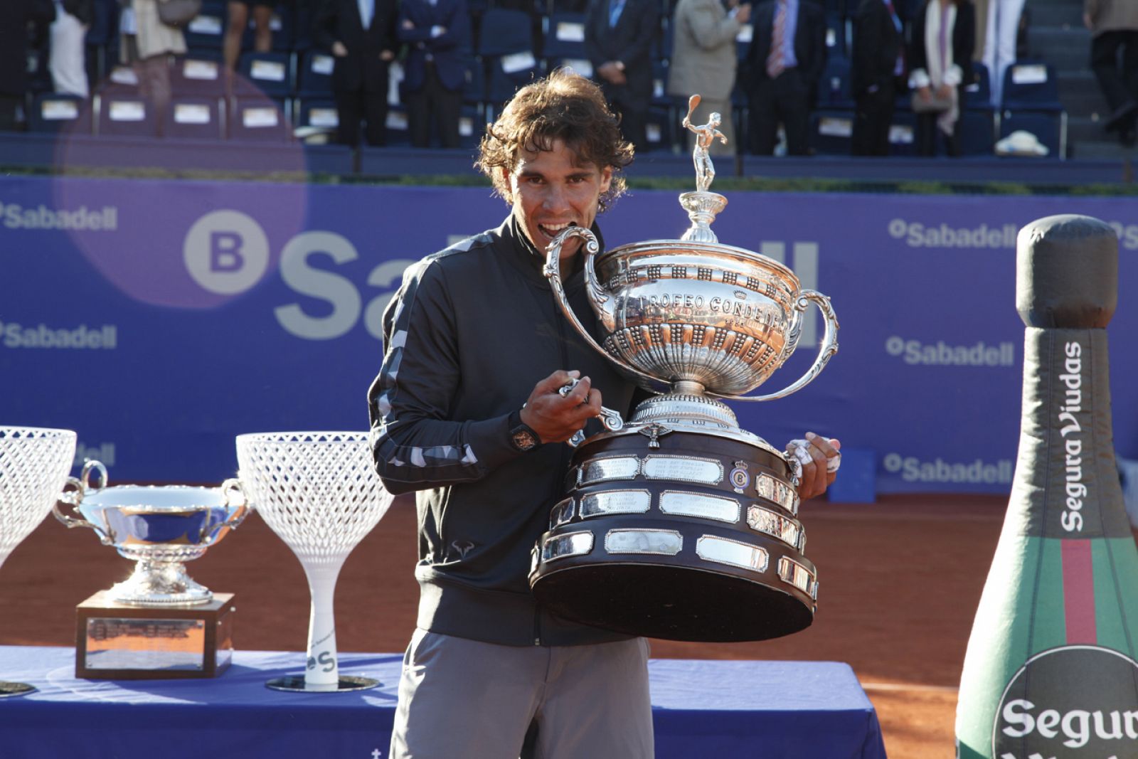 Rafa Nadal posa con el trofeo de ganador del Conde de Godó 2012