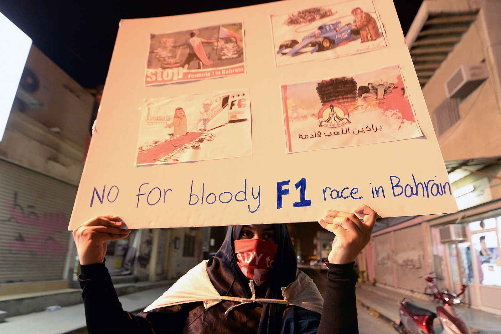 Una manifestante bareiní sostiene una pancarta contra el GP de Fórmula 1