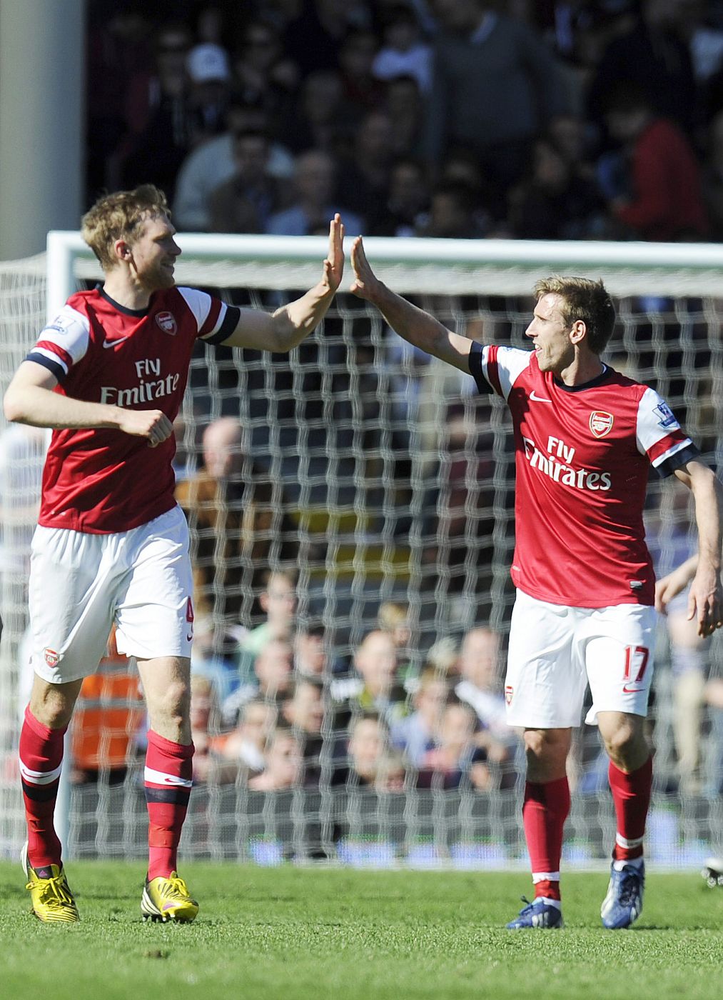 El español Nacho Monreal felicita a Mertesacker por su gol