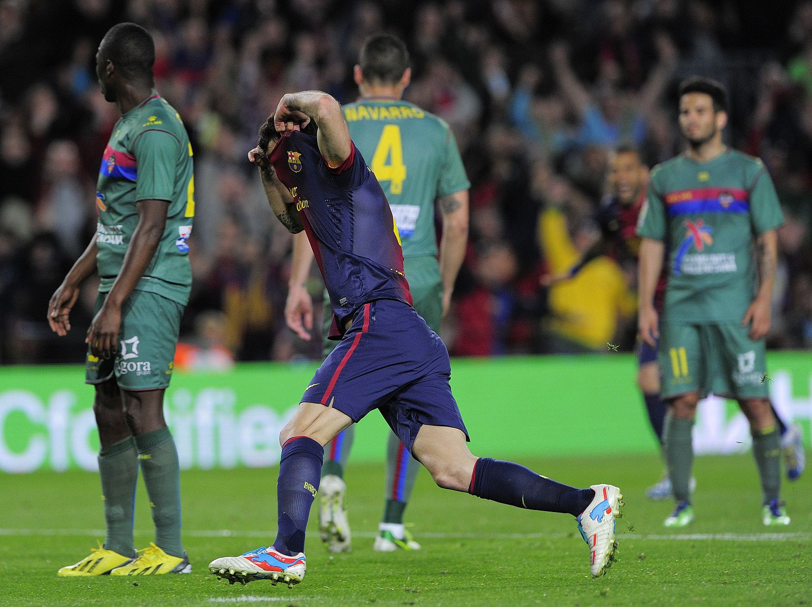 Cesc Fábregas celebra el tanto de la victoria ante el Levante