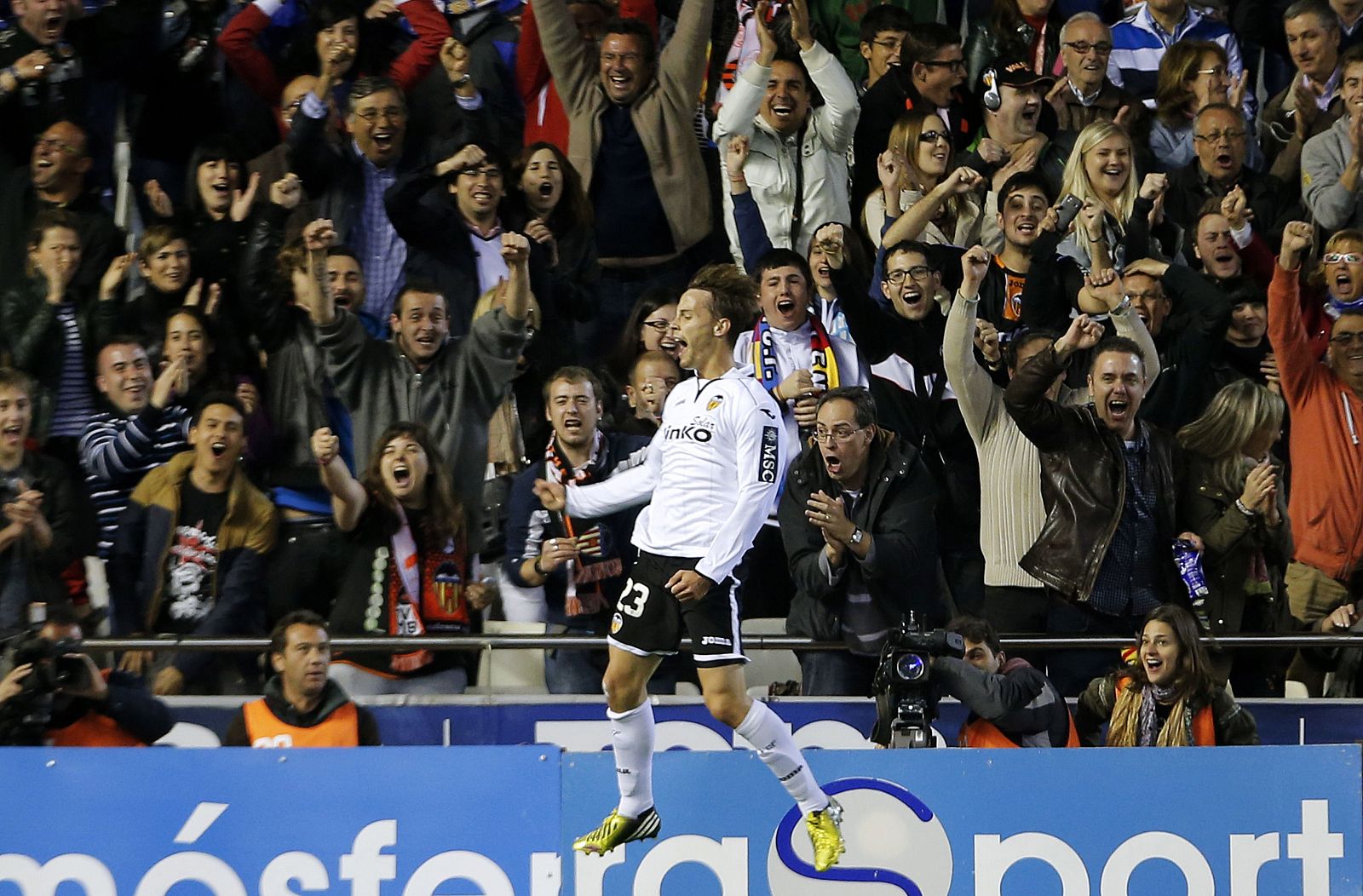 Canales celebra uno de los cinco goles de su equipo contra el Málaga