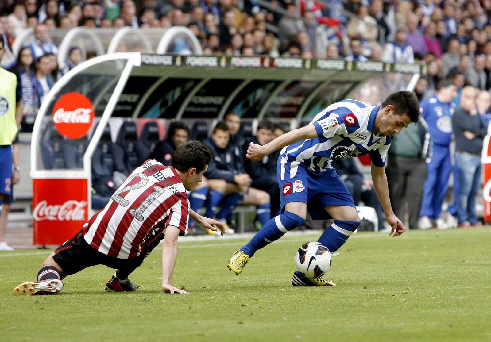 Luis Miguel Afonso "Pizzi" (d) y el centrocampista del Athletic Ander Herrera