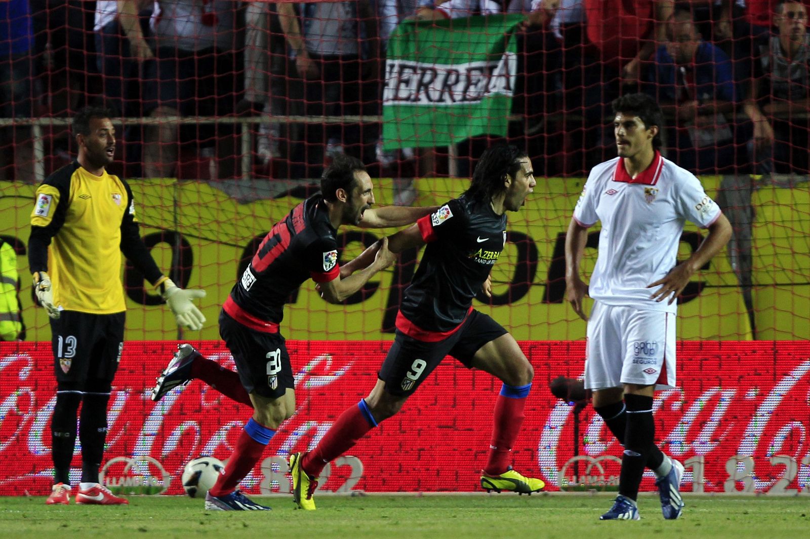 Radamel Falcao celebra su 25º gol en Liga en el Ramón Sánchez Pizjuán.