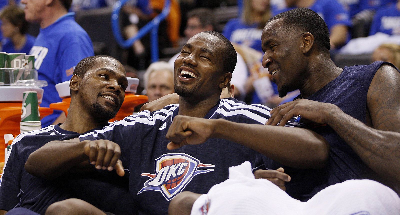 Kevin Durant (i), Serge Ibaka (c) y Kendrick Perkins (d) en el banquillo de los Oklahoma City Thunder