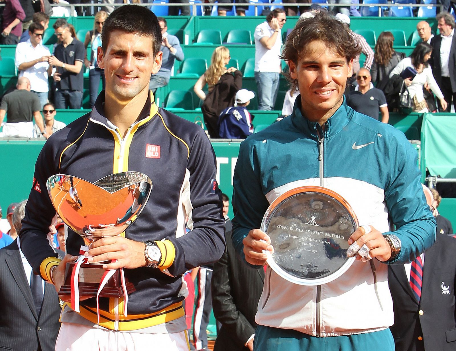 Rafa Nadal y Novak Djokovic posan tras la final de Montecarlo, que ganó el tenista serbio.