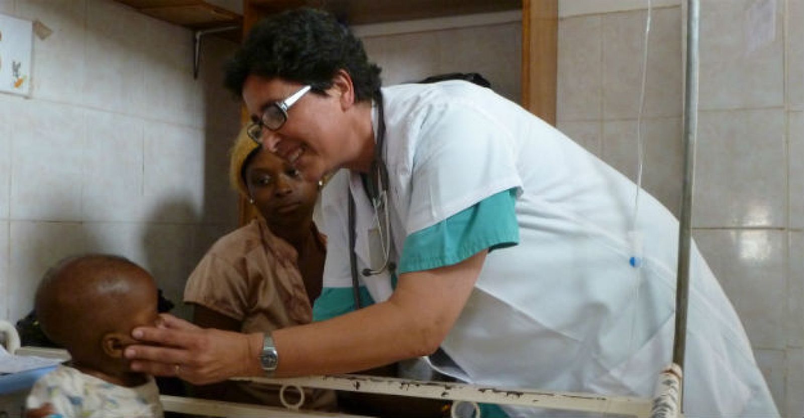 Cristina Antolín en la sala de pediatría del hospital San Martín de Porres, de Yaundé