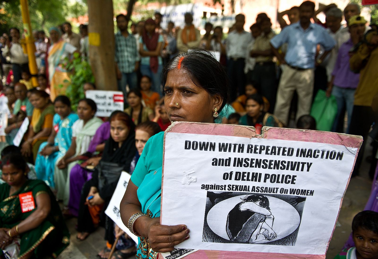 Protesta contra la reacción policial a las agresiones sexuales en Delhi, este lunes.