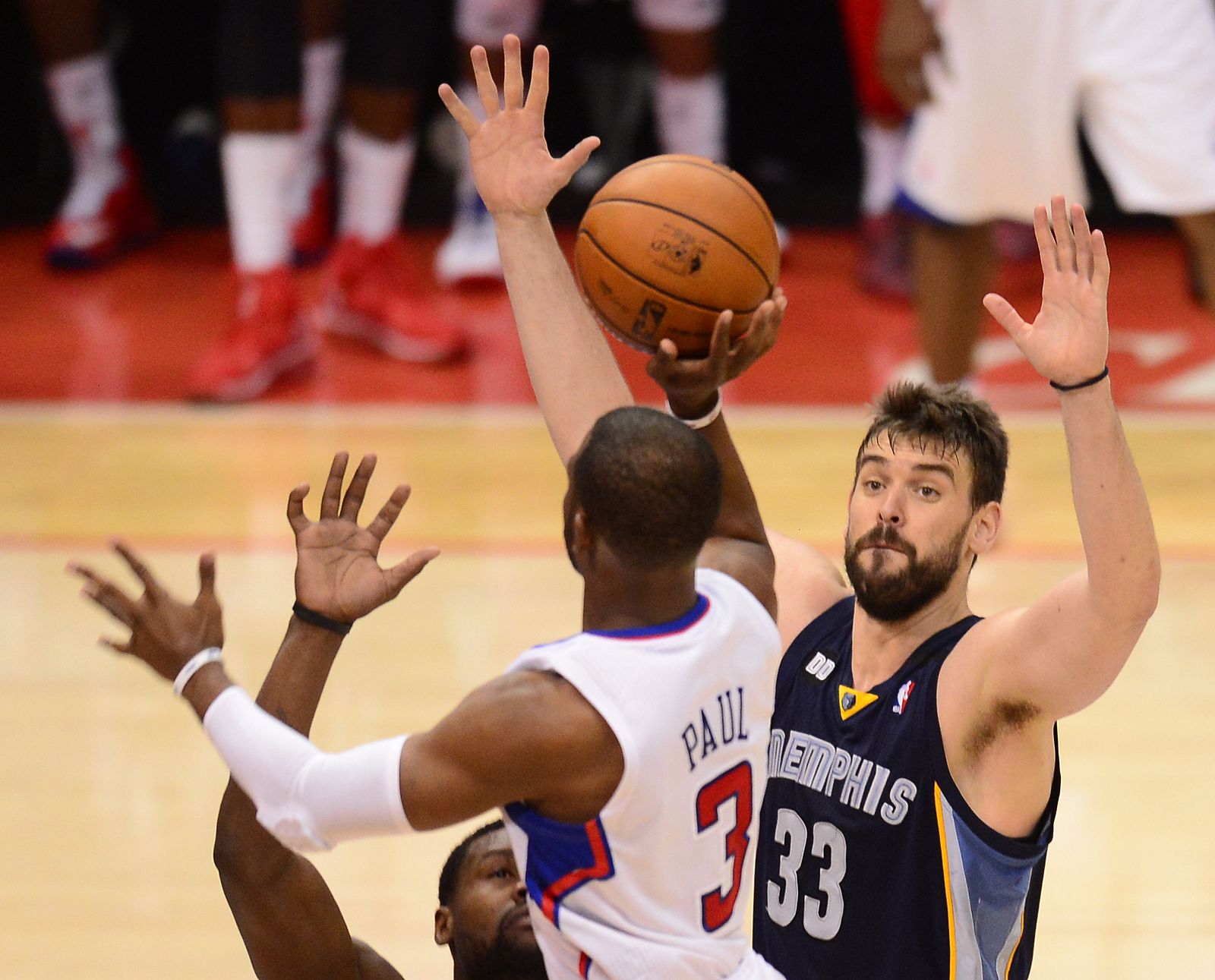 Chris Paul (i) de Los Ángeles Clippers ante Marc Gasol de los Memphis Grizzlies en el segundo partido de los 'play-offs'