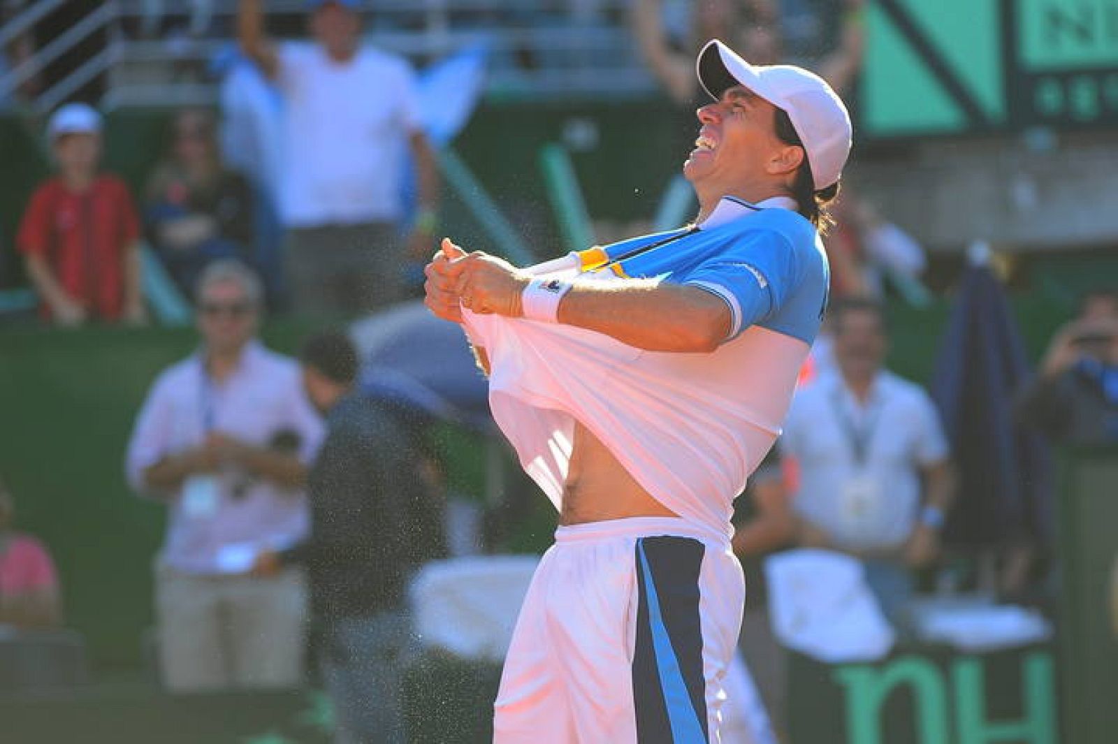 El tenista argentino Carlos Berlocq celebra su victoria ante el francés Gilles Simon en la Copa Davis