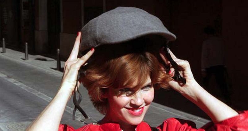 Una ciclista poniéndose el casco desplegado.