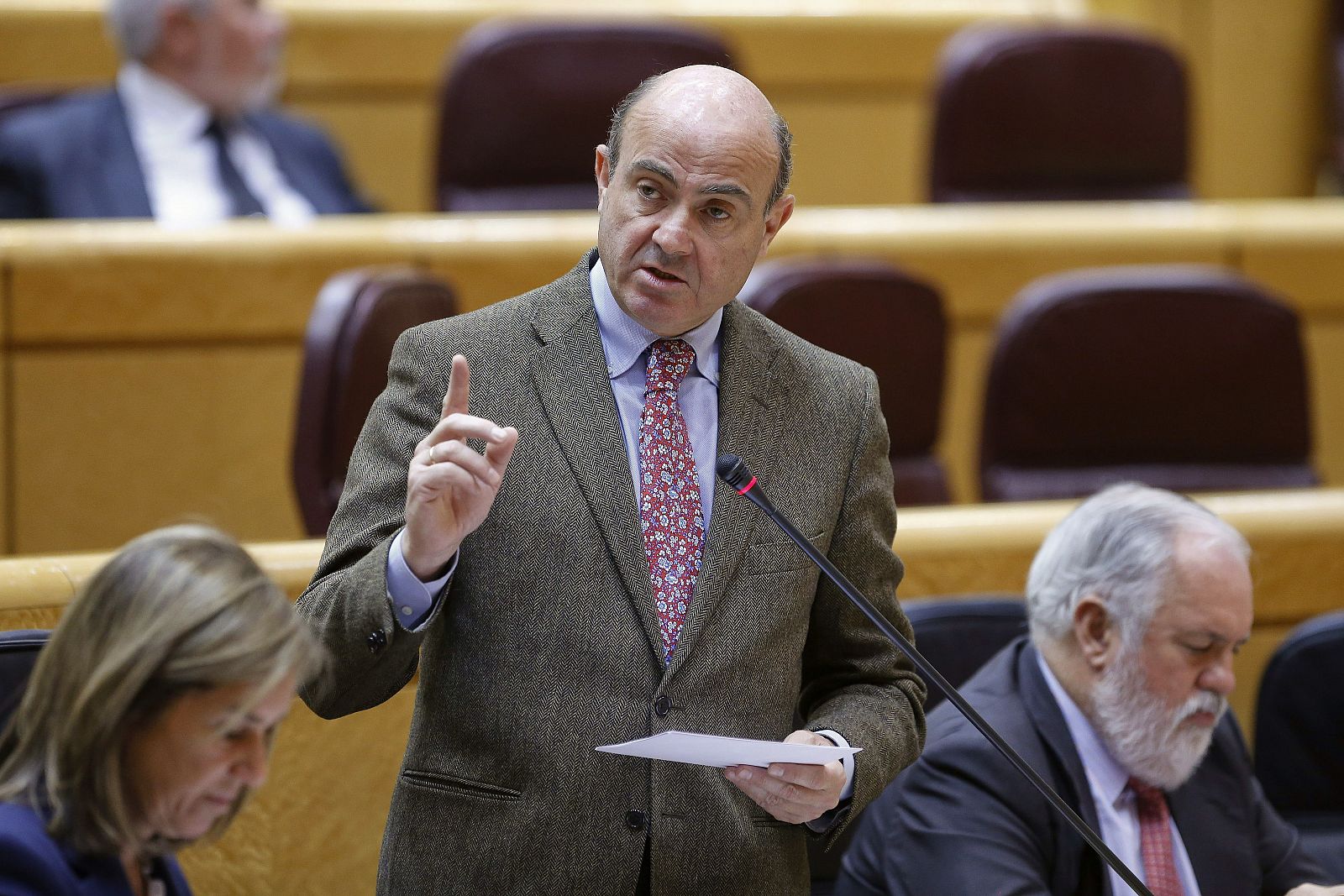 Luis de Guindos durante su intervención en la sesión de control al Gobierno celebrada en el pleno del Senado