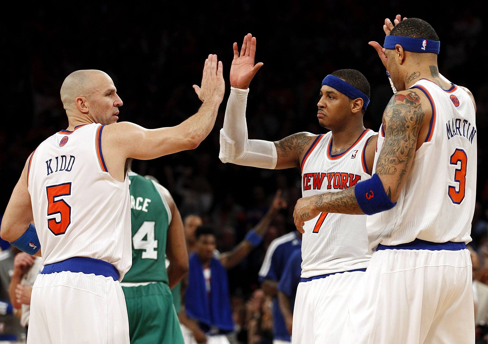 Carmelo Anthony (c) junto a sus compañeros de los Knicks, Jason Kidd (i) y Kenyon Martin