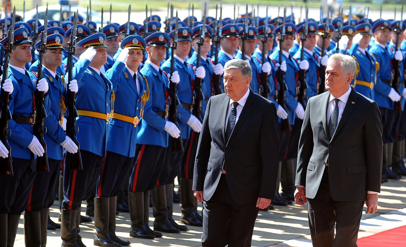 El presidente serbio, Tomislav Nikolic, (derecha) junto al jefe de la presidencia de Bosnia-Herzegovina, Nebojasa Radamanovic (izquierda).