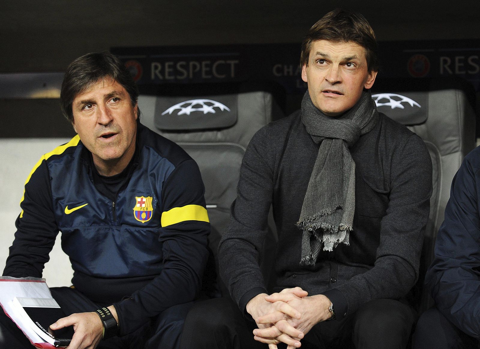 El entrenador del FC Barcelona, Tito Vilanova (d), y el asistente Jordi Roura en el banquillo del Allianz Arena