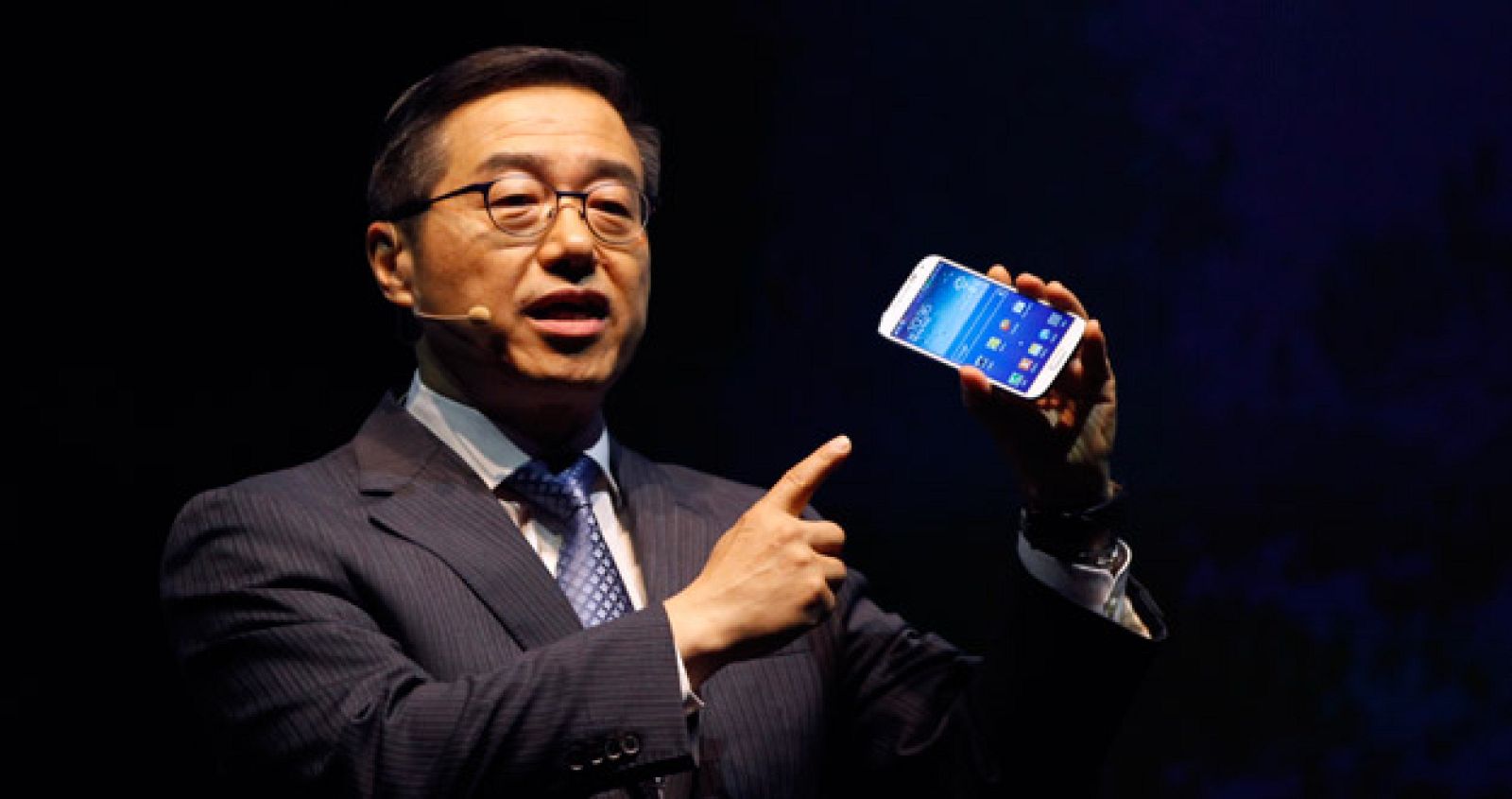 Lee Don-joo, director de ventas y márketing de telefonía móvil de Smasung, en la presentación del nuevo dispositivo