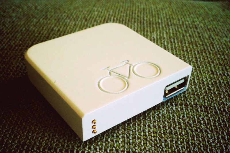 La batería portátil en la bici.