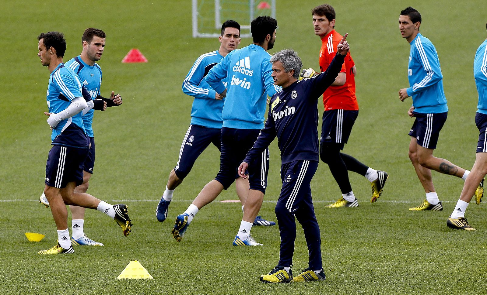 El entrenador del Real Madrid, el portugués José Mourinho, durante el entrenamiento de este viernes.