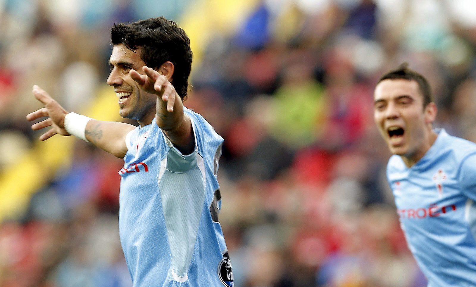 El centrocampista argentino del Celta Augusto Fernández celebra la consecución del primer gol de su equipo.