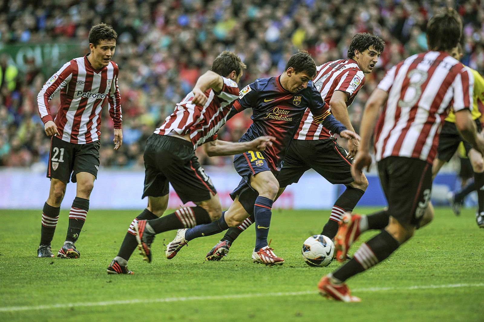 El delantero argentino del Barcelona Leo Messi (c) se dispone a conseguir el primer gol de su equipo ante el Athletic de Bilbao