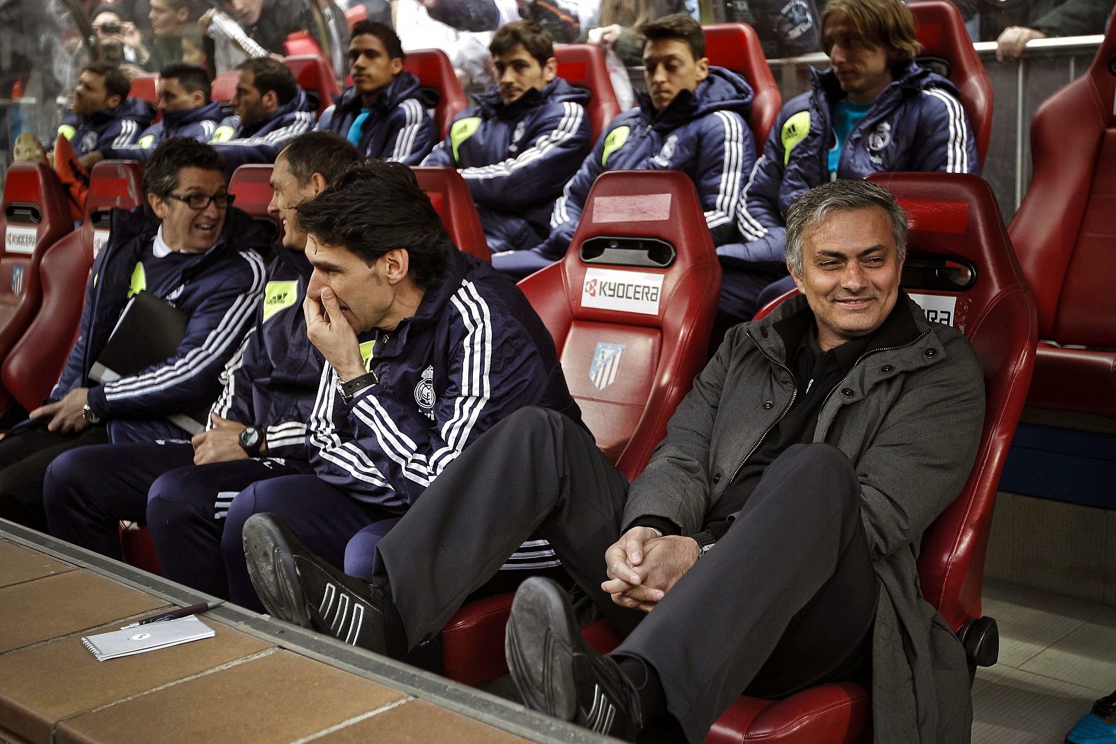 Aitor Karanka, junto a José Mourinho (dcha.) en el banquillo del Vicente Calderón