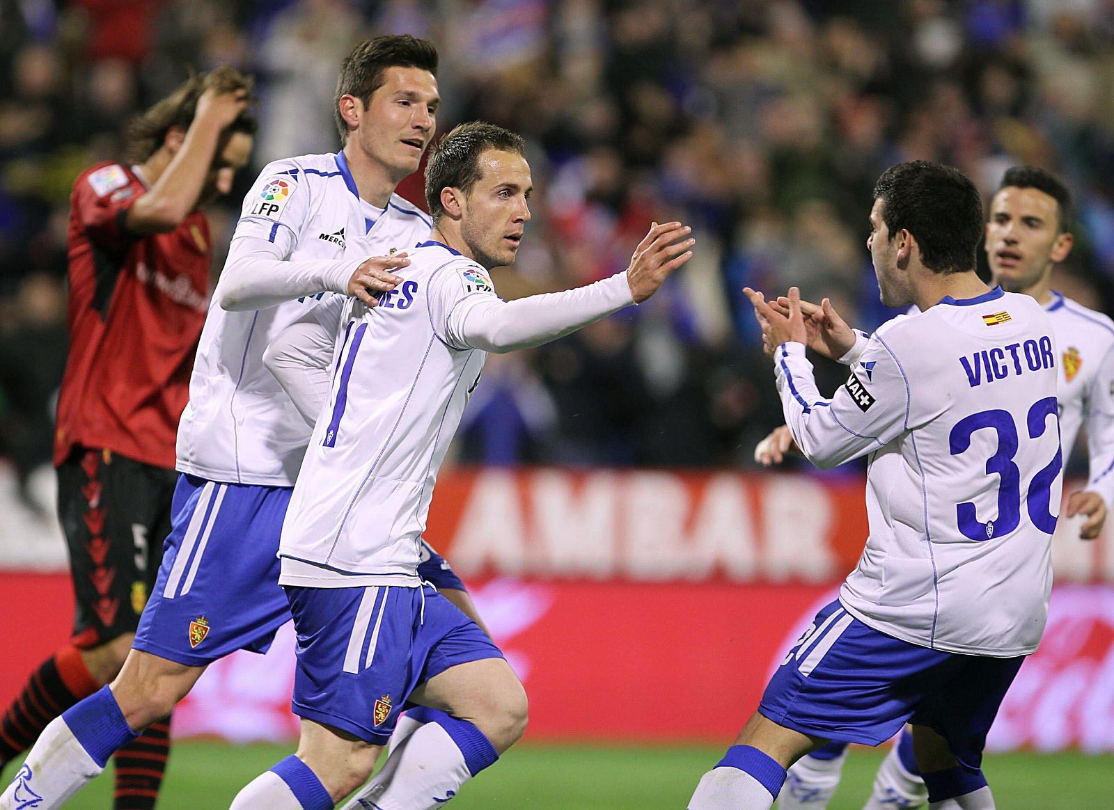 l centrocampista del Real Zaragoza, Francisco Montañés (c), celebra su gol